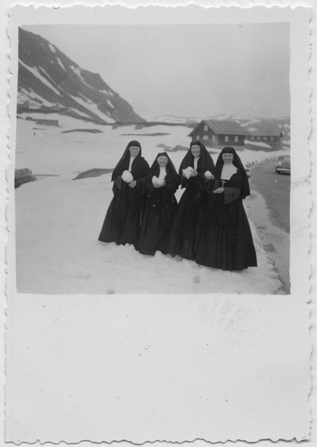 Suore di Lopagno in posa sul passo del San Gottardo