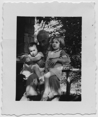 Enrico Besomi in posa con le nipotine