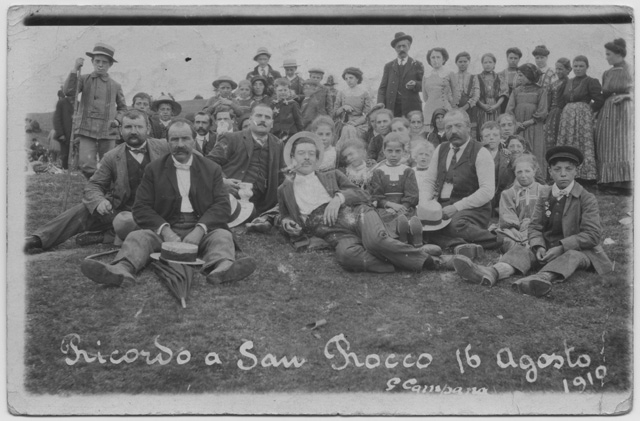 Gruppo in posa durante la festa di San Rocco al San Lucio
