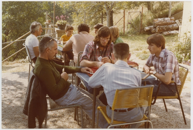 Partita di carte al Ritrovo Gola di Lago
