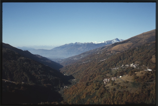 Veduta della Val Colla con Colla e Signôra