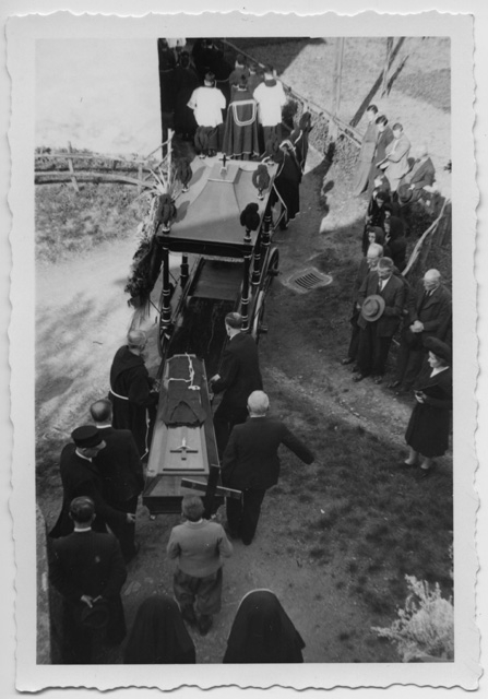 Partenza del corteo funebre di Purissima Morosoli da Vaglio