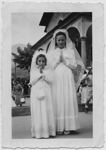 Bambine in occasione della Prima Comunione davanti alla chiesa di Santo Stefano a Tesserete