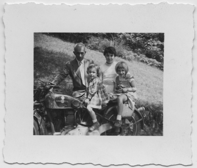 Famiglia Besomi in posa con motocicletta