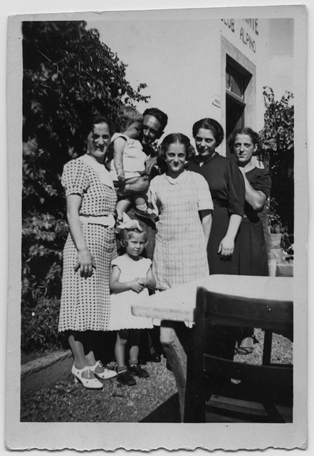 Sorelle Colombo in posa davanti al ristorante Club Alpino