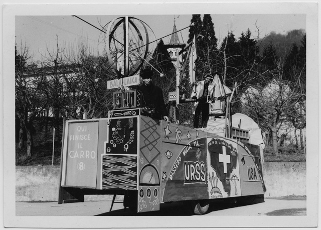 Roberto Landis e Felix Balestra su un carro di carnevale