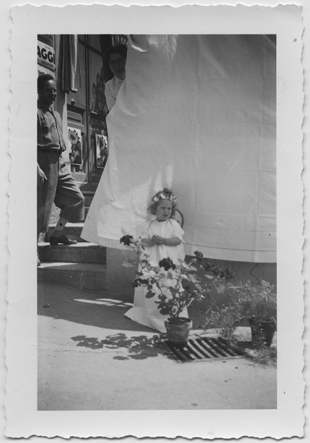 Mauro Mini vestito da angioletto in occasione della processione del Corpus Domini a Tesserete