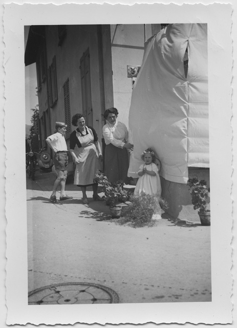 Famiglia Colombo davanti a una postazione allestita in occasione della processione del Corpus Domini