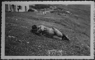 Piero Antonini mentre dorme sopra a un prato all'alpe di Piandanazzo