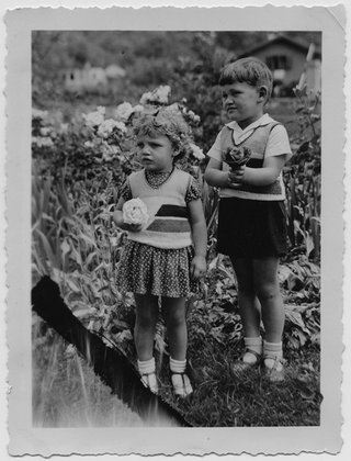 Bambini in posa in un giardino