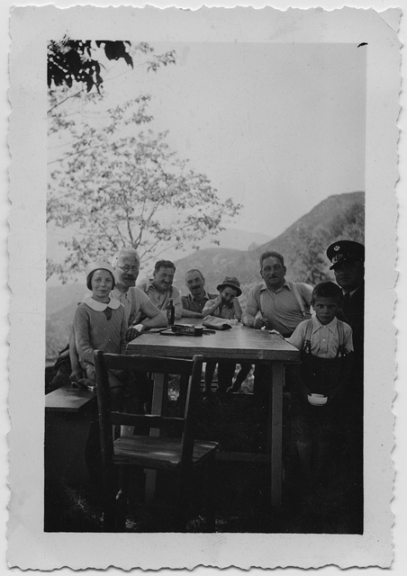 Gruppo al tavolo a Condra