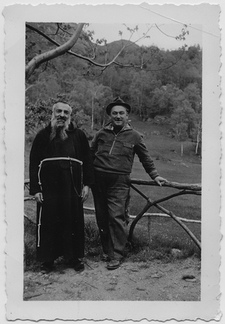 Piero Antonini in posa con un frate a Gola di Lago