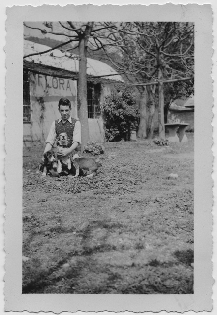 Michele Antonini in posa con cani davanti al cinematografo Flora a Tesserete