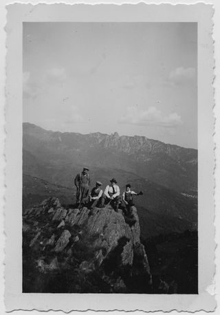 Gruppo in posa sopra a un masso erratico a Condra