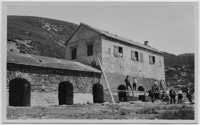 Gruppo in posa durante i lavori di ristrutturazione dell'alpe di Piandanazzo