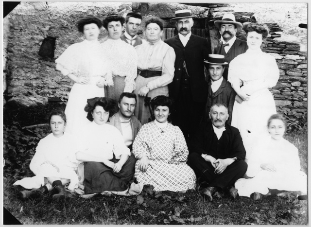 Gruppo di persone in posa sui monti di Condra