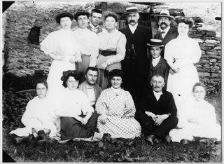 Gruppo di persone in posa sui monti di Condra