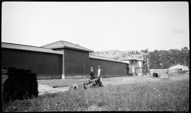 Uomini in posa durante i lavori di edificazione del lido di Lugano