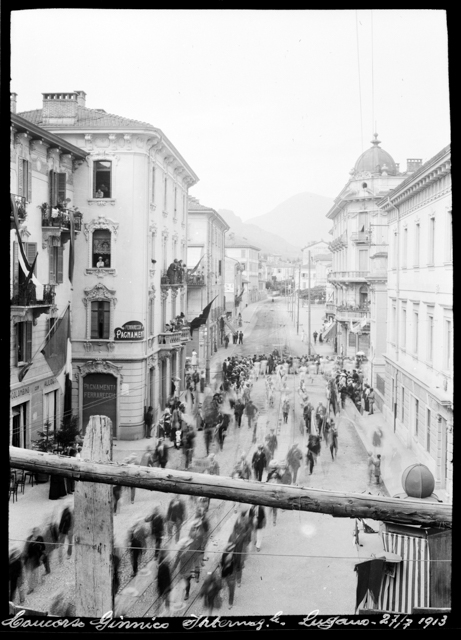 Parata lungo via Pretorio a Lugano in occasione del concorso Ginnico Internazionale