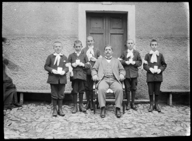 Bambini in posa in occasione della Cresima