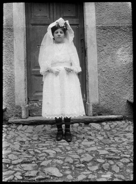 Bambina in posa in occasione della Cresima