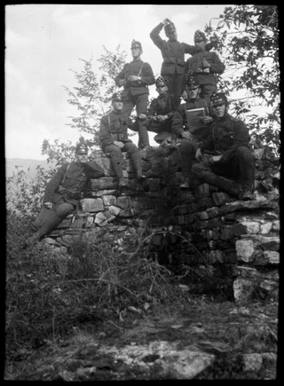 Militari in cima a delle mura diroccate
