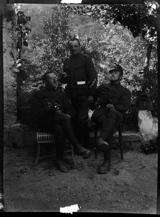 Militari in posa in un giardino