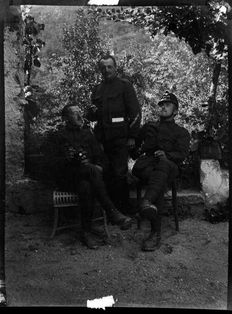 Militari in posa in un giardino