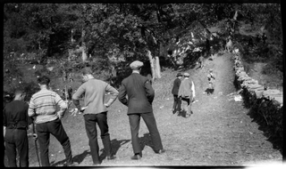 Uomini sopra a un sentiero ai monti di (?)