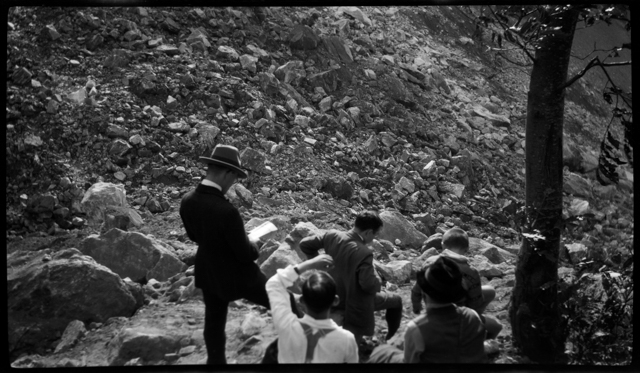 Uomini accanto a una scarpata