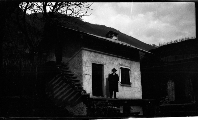 Uomo sulla porta di una casa a (?)