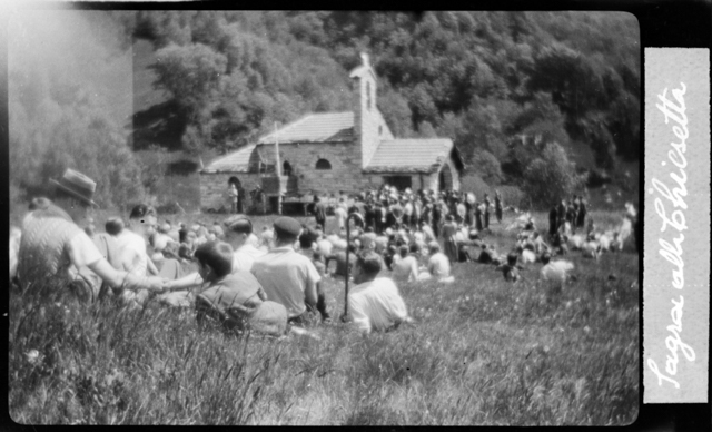 Gruppo di persone in festa alla chiesa di Maria SS Ausiliatrice a Gola di Lago