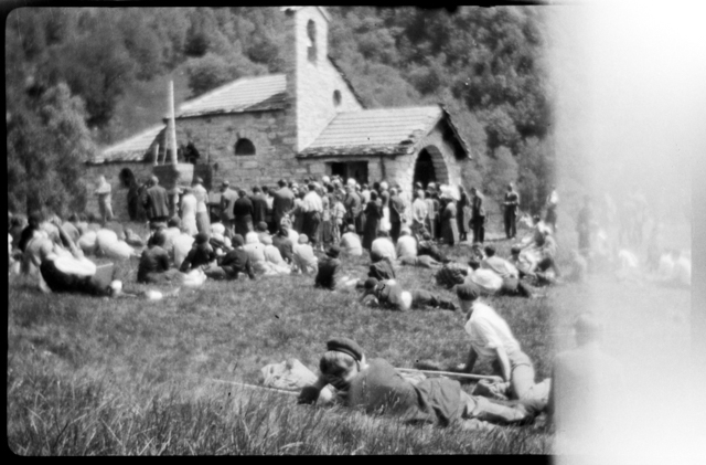 Gruppo di persone in festa alla chiesa di Maria SS Ausiliatrice a Gola di Lago