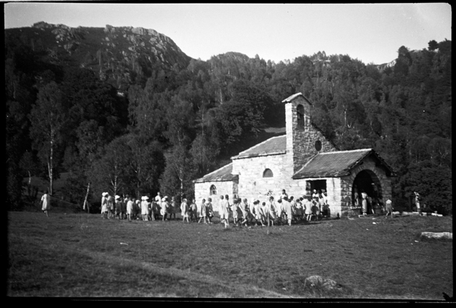 Classe scolastica in visita alla chiesa Maria SS Ausiliatrice a Gola di Lago