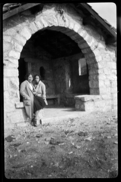 Due ragazze sotto il portico della chiesa di Maria SS Ausiliatrice a Gola di Lago