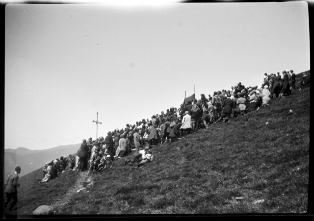Fedeli radunati durante una funzione religiosa alla Sassèra