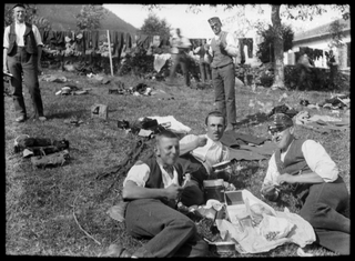 Enrico Besomi (al centro) con commilitoni alla Scuola Reclute