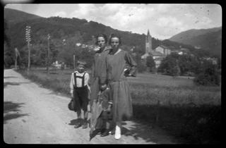 Camilla e Clelia Pellandini con due bambini a Tesserete