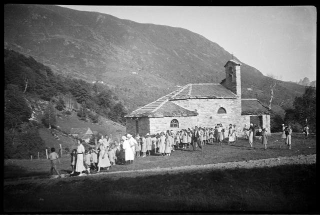 Gruppo in visita alla chiesa di Maria SS Ausiliatrice a Gola di Lago