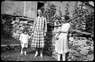 Ritratto di due donne con bambini