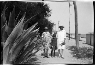 Tre bambine in posa al mare