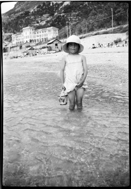 Ritratto di Sylva Besomi in riva al mare