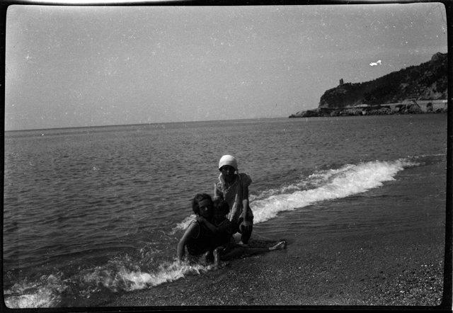 Tre bambine che giocano in riva al mare