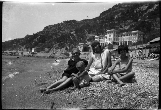 Quattro ragazze sedute in riva al mare