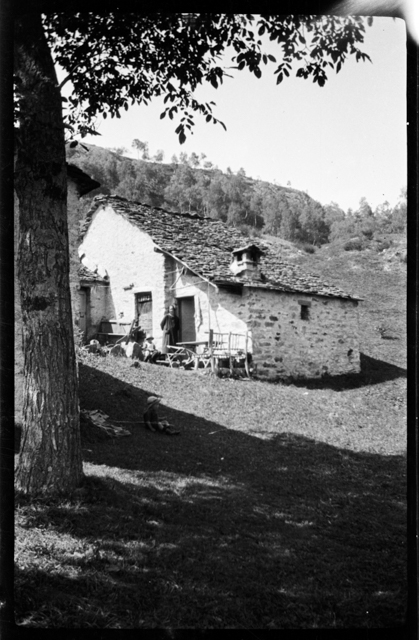 Donna con bambini davanti ad una cascina a Gola di Lago