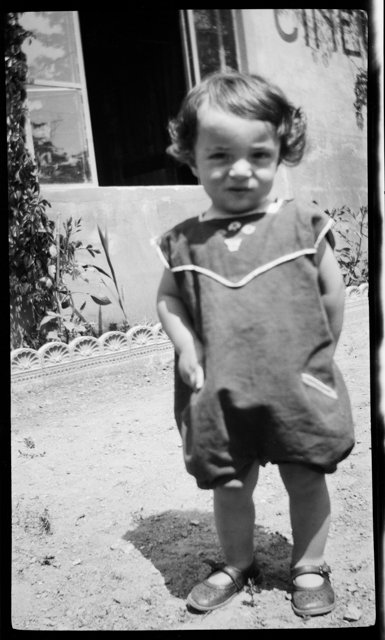 Vittorino Besomi davanti al cinematografo Flora a Tesserete