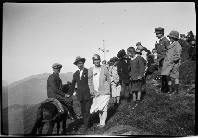 Gruppo di persone in festa alla Sassèra