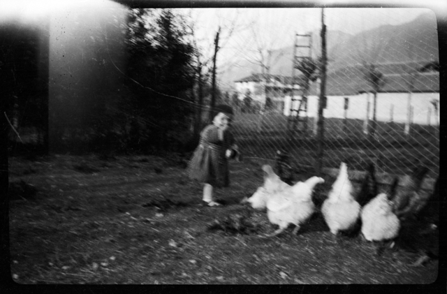 Ritratto di Riccardo Besomi con dei polli a Molino Nuovo