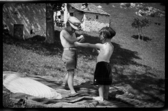 Enrico "Cheto" e Vittorino Besomi che giocano a Gola di Lago