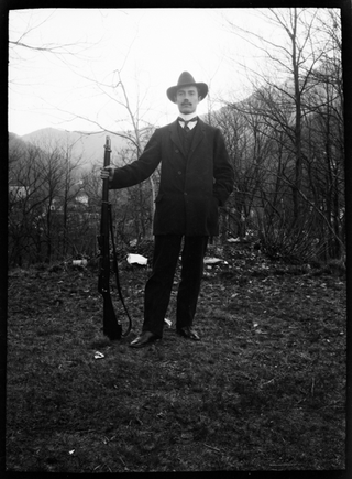 Ritratto di uomo con fucile